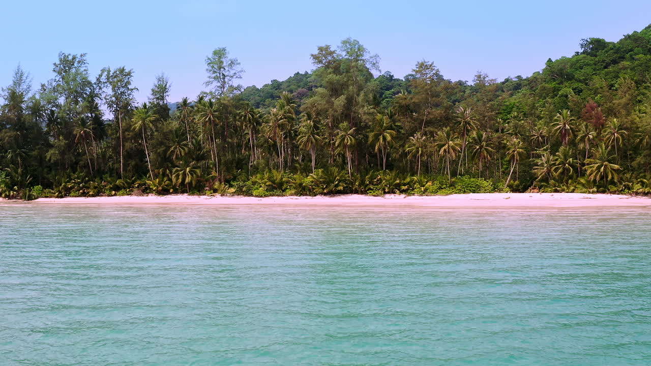 тропический морской лагуна рай с пальмовыми джунглями на песчаном пляже