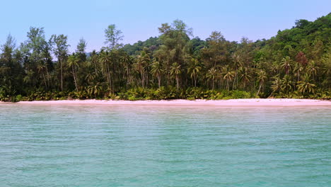 Tropisches-Lagunenparadies-Mit-Palmendschungel-Am-Sandstrand