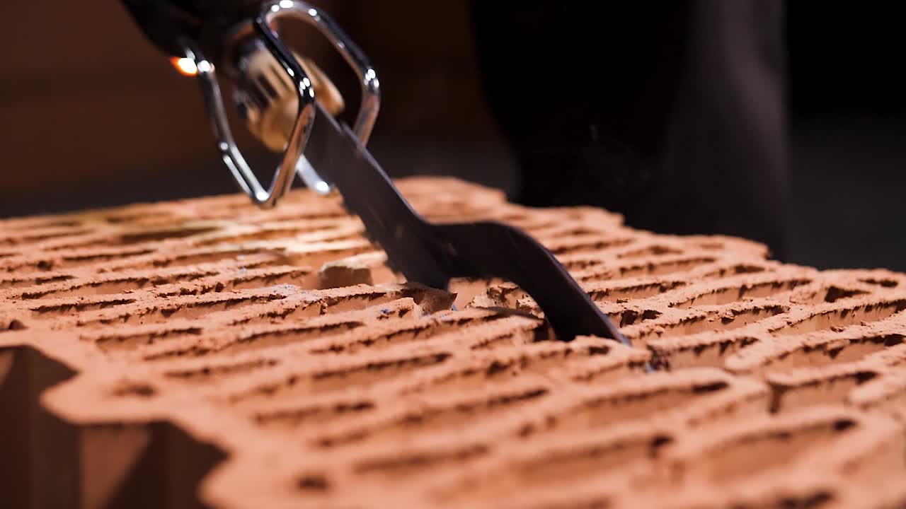 전력 으로 벽돌을 잘라내는 것