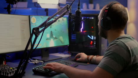 streamer hombre con auriculares