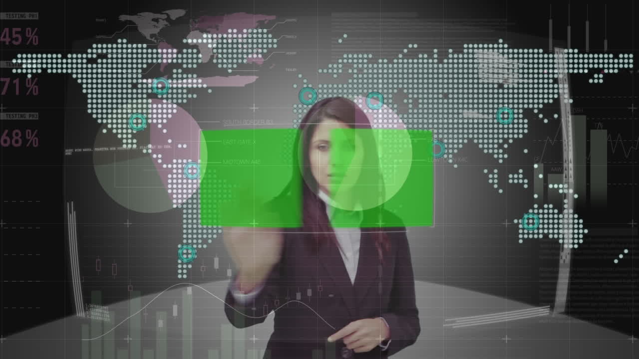 animación de una mujer de negocios utilizando una interfaz de pantalla táctil con pantallas verdes, mapa y procesamiento de datos