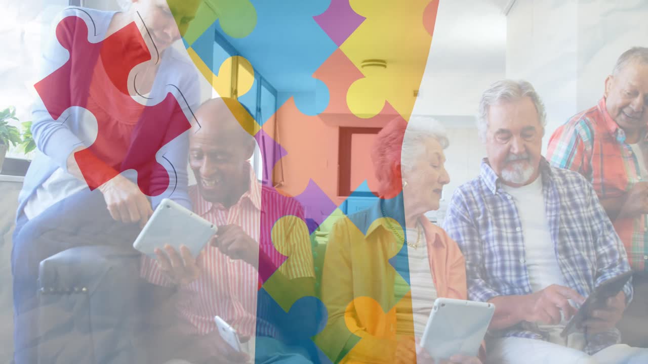 animación de piezas de rompecabezas coloridas entregadas a amigos mayores utilizando dispositivos electrónicos