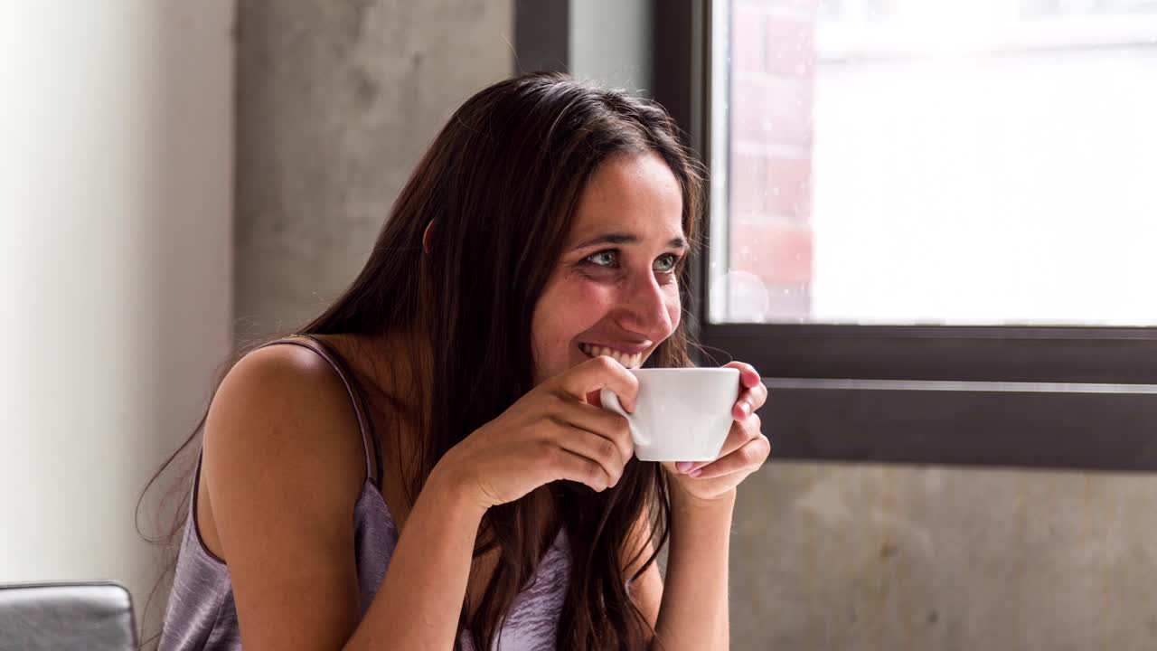Joven mujer con taza de café humeante