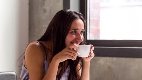 joven con una taza de café humeante