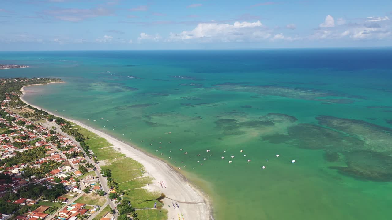vista desde un avión no tripulado de la playa de rua porto en alagoas, brasil