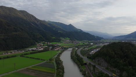 vista aérea de un valle fluvial en los alpes austriacos