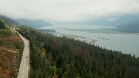 Toma-Aérea-De-Carro-Que-Muestra-El-Hermoso-Lago-De-Flecha-Superior,-Canadá