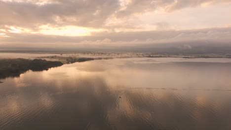 vista aérea del lago di izabal en el río dulce durante el amanecer, guatemala