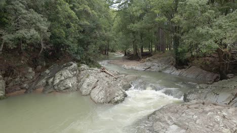 淡水流入currumbin溪的岩石池