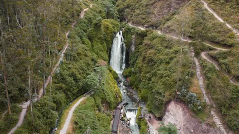 Vista-Aérea-De-La-Cascada-De-Peguche-En-Otavalo-Con-La-Parte-Posterior-Del-Carro-Ascendente-Revelada