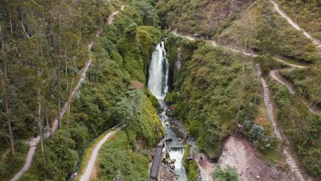 vista aérea de la cascada de peguche en otavalo con la parte posterior del carro ascendente revelada