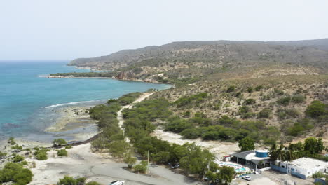 aéreo - hermosa playa y colinas de monte rio, azua, república dominicana, camión a la izquierda