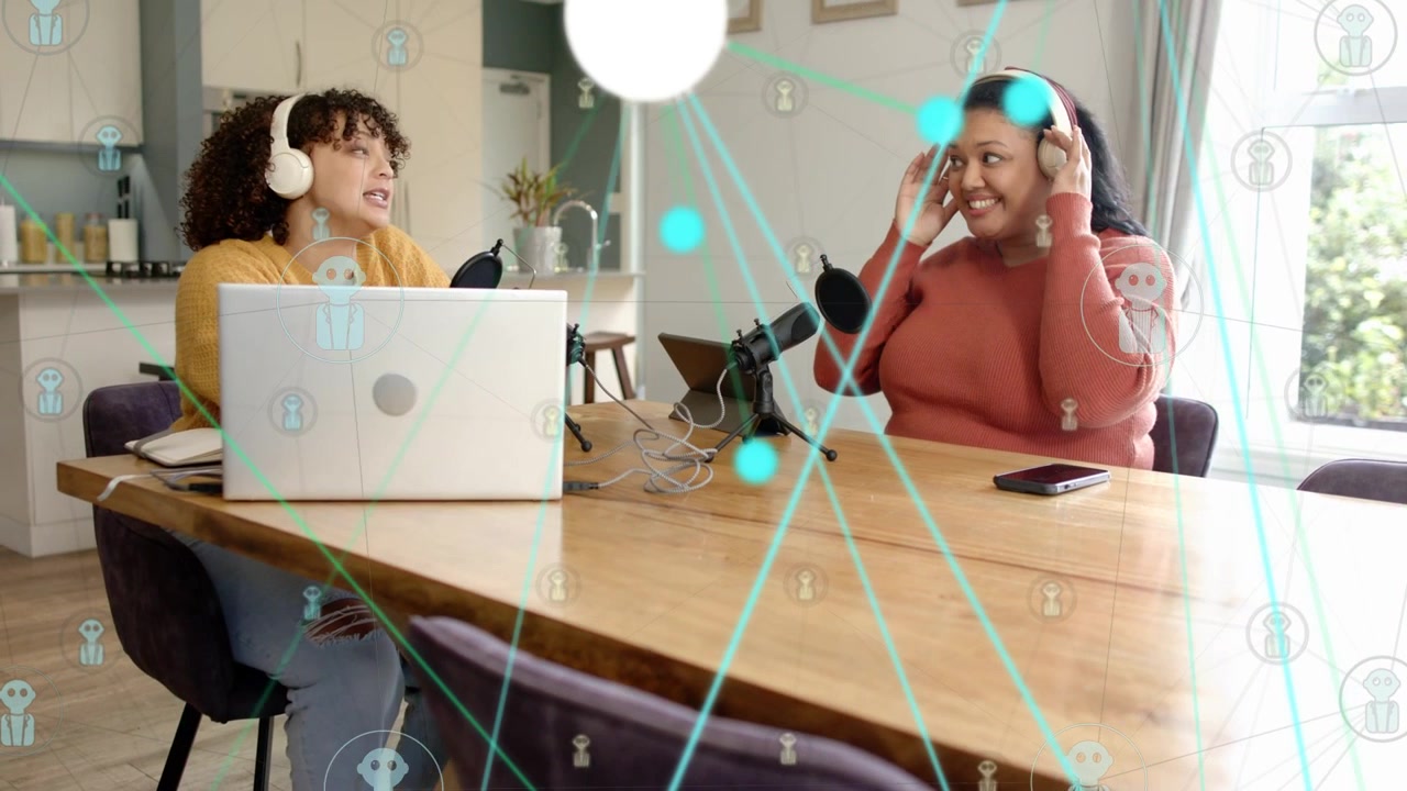 Co-conduttori che usano un laptop per avviare un podcast, parlano nei microfoni a un tavolo mentre nodi blu si propagano.