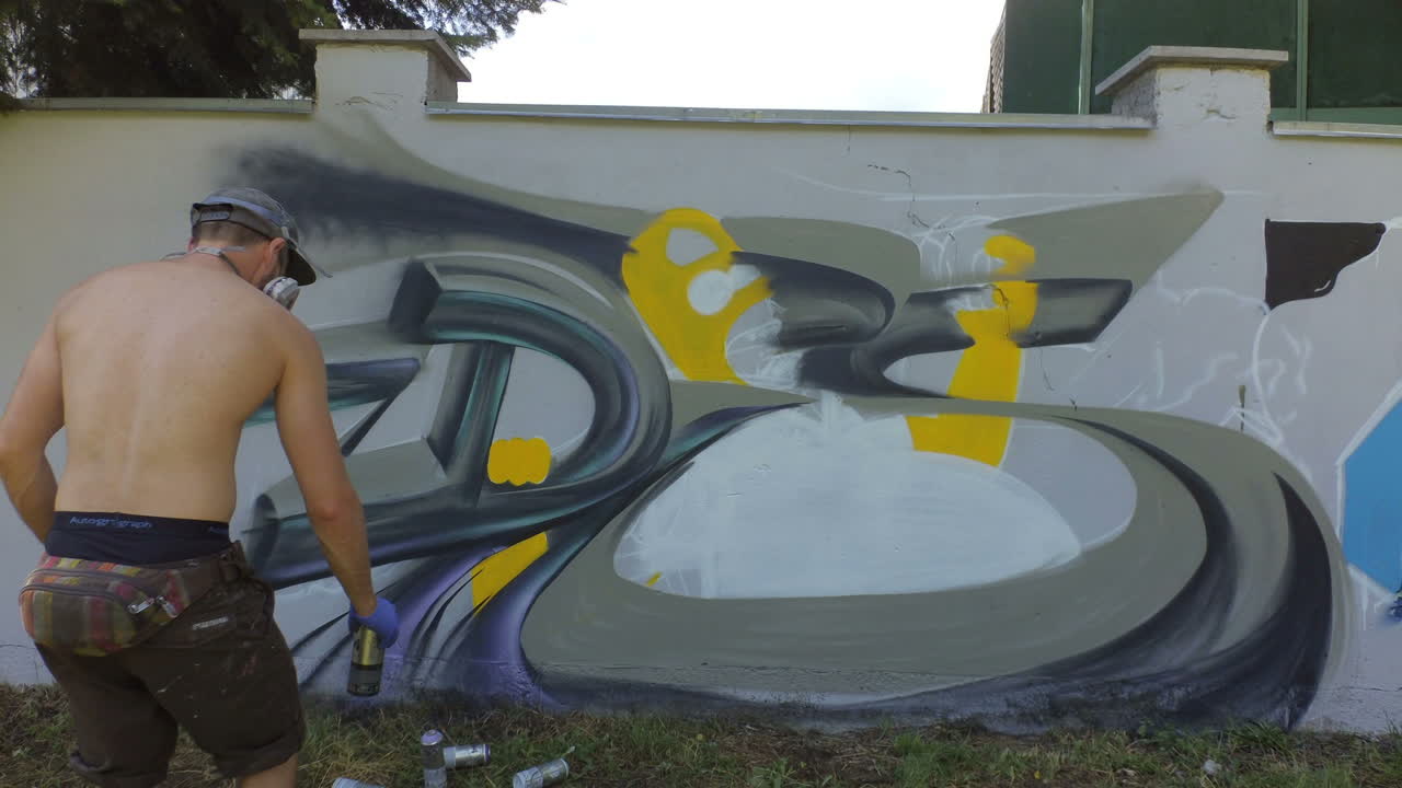 The artist draws graffiti, timelapse