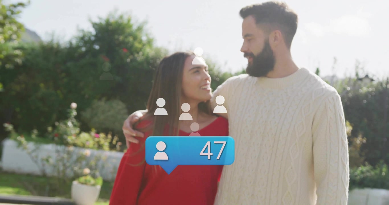 Par går ved poolen og aktiverer en notifikation fra sociale medier, med følgerantal, der stiger til 95