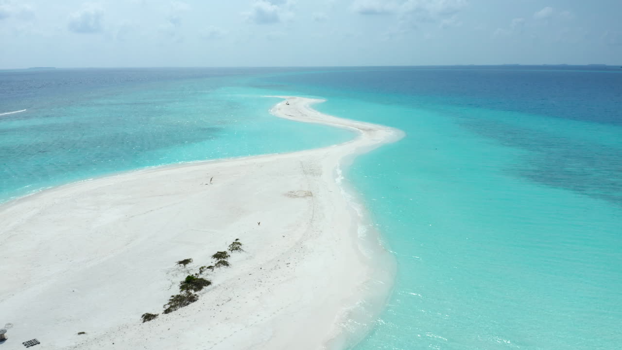 Vista aerea di un'isola deserta alle Maldive con spiagge di sabbia bianca e acqua cristallina