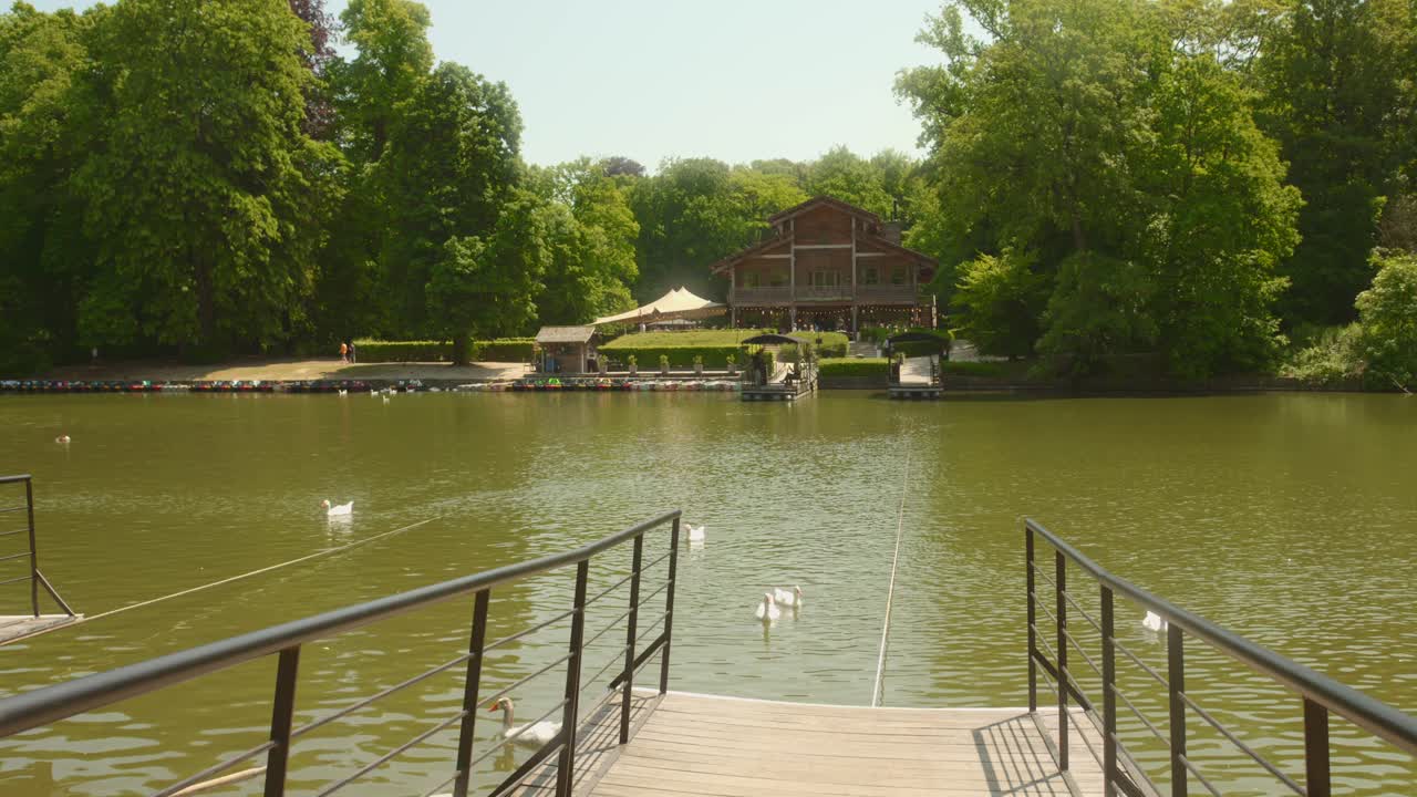 벨기에 브 ⁇ 셀 의 보이스 드 라  ⁇ 브르 공원 에 있는  ⁇ 레 로빈슨 레스토랑 으로 가는 보트 데크 근처 에 떠다니는 거위