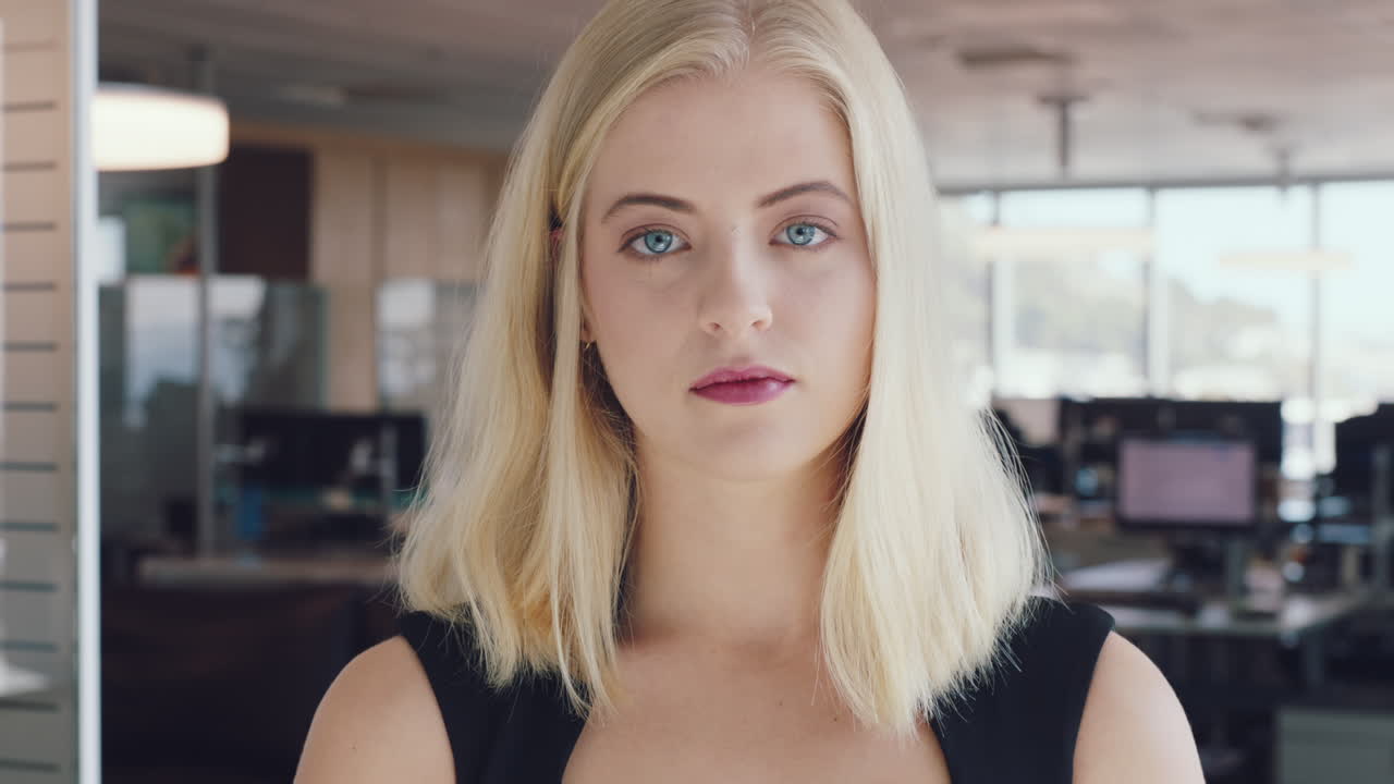 생각, 비즈니스 여자 또는 현대의 심각한 얼굴