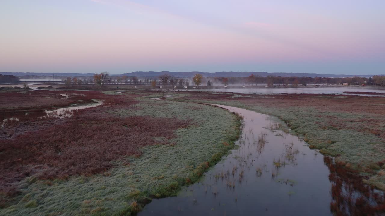mañana brumosa sobre un río y un pantano pantanoso
