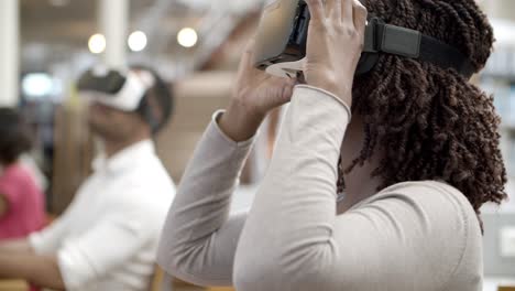 mujer usando casco de realidad virtual