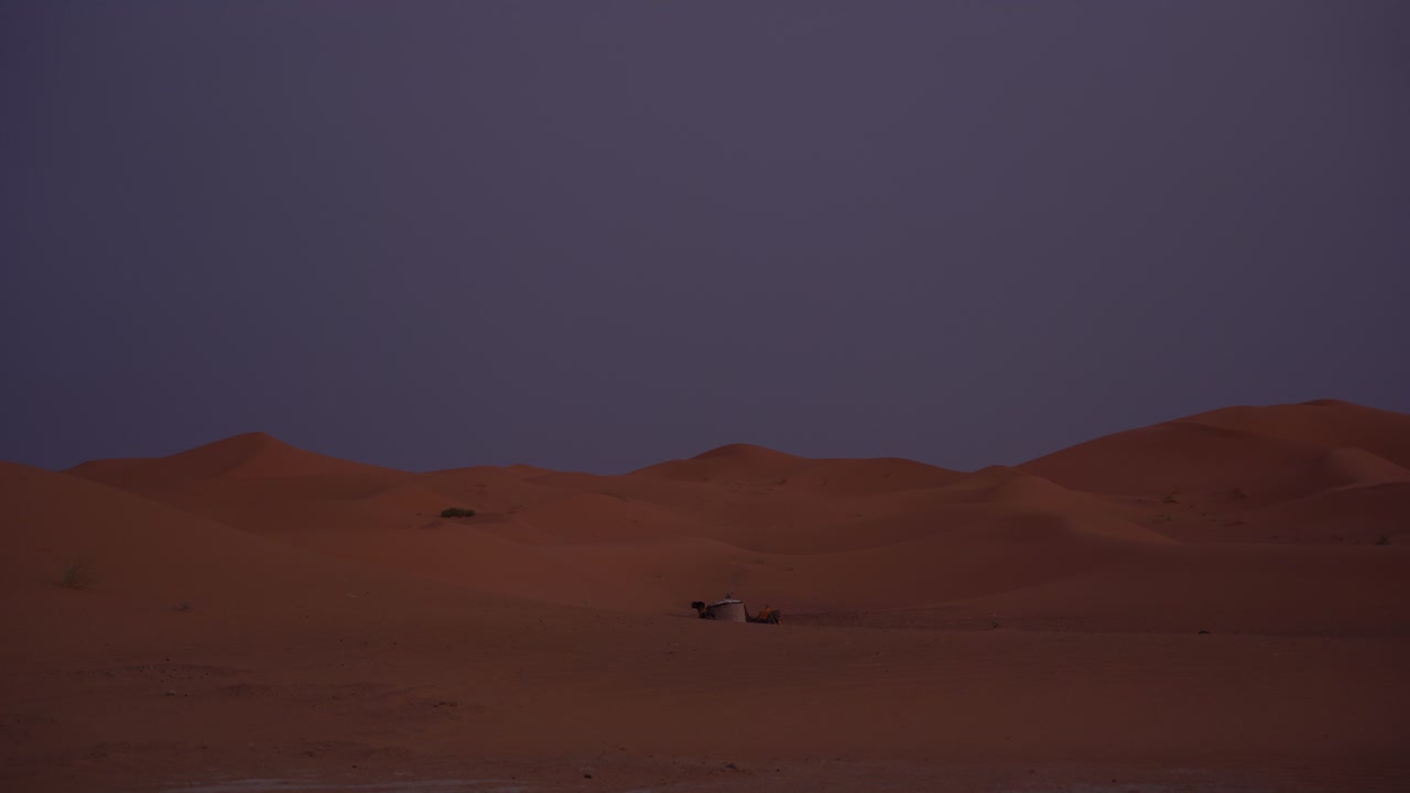 dunas del desierto en la noche en marruecos, desierto del sahara, áfrica