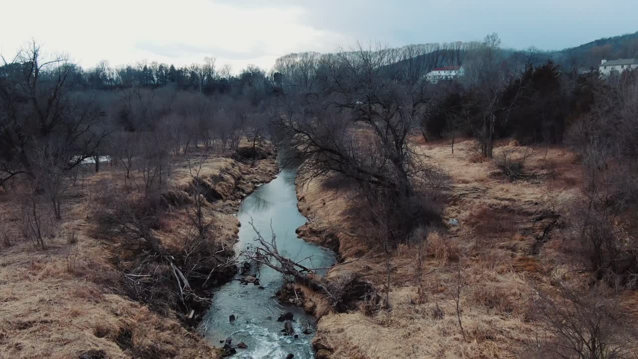 Vista di un fiume che attraversa una prateria.