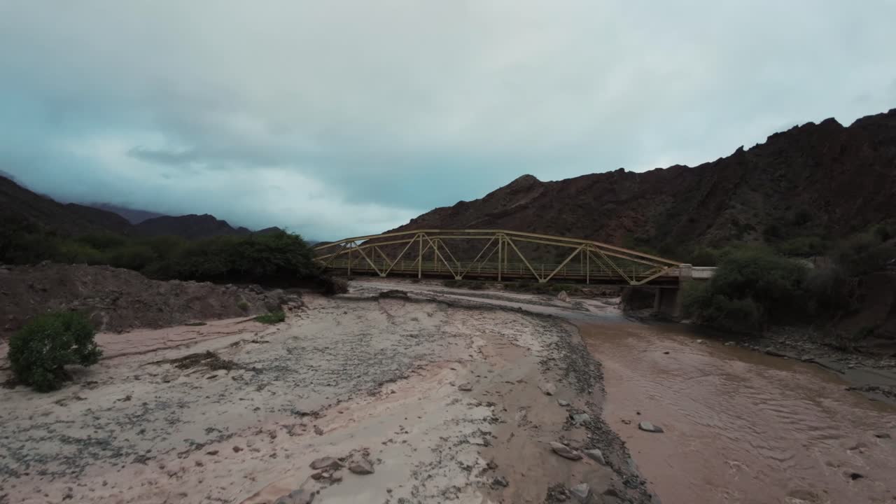 drone fpv vuela entre el viejo puente sobre el río
