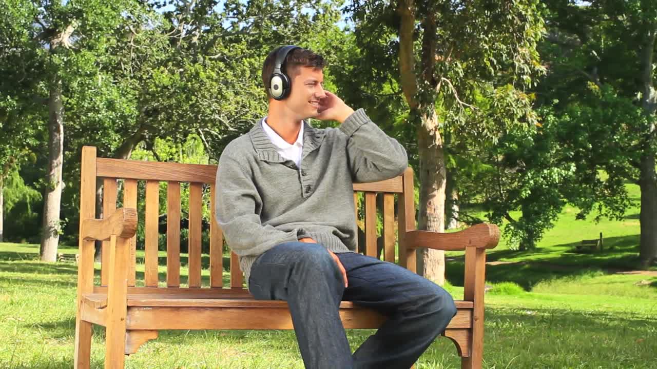 joven escuchando musica