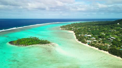 vuelo de avión no tripulado cinematográfico sobre la laguna muri en rarotonga, las islas cook en marea baja con arrecife poco profundo debajo