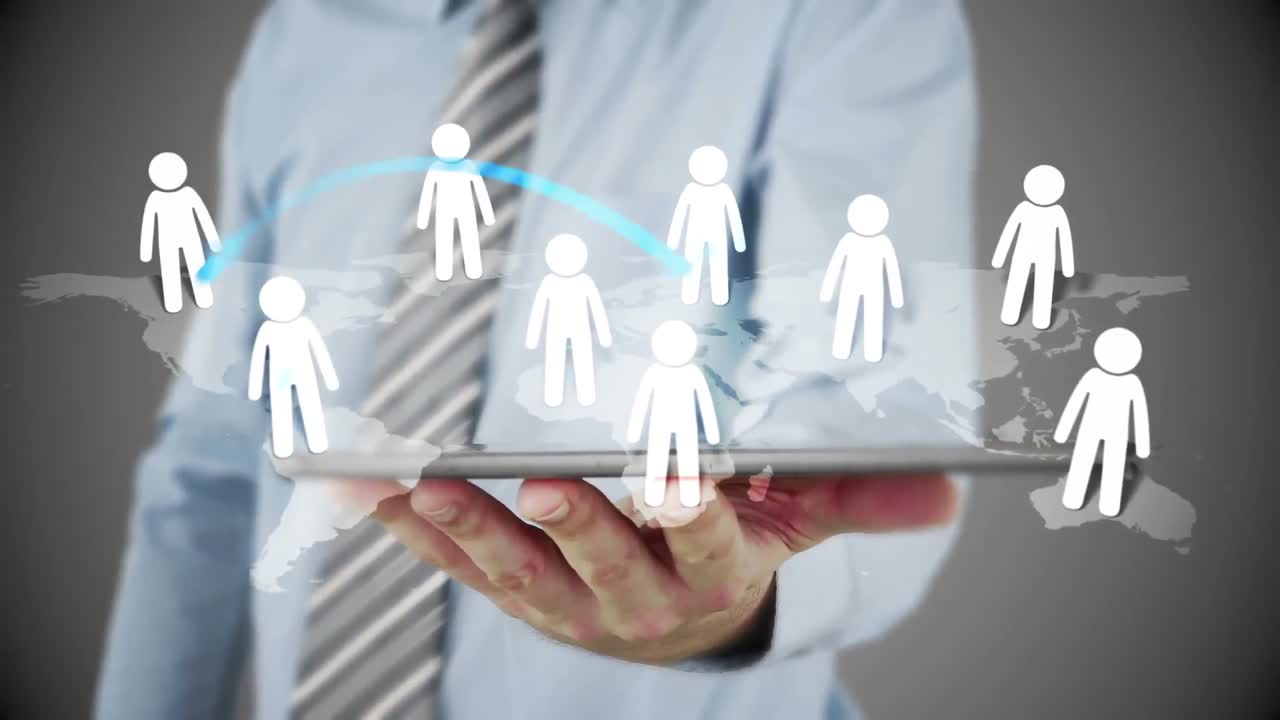 hombre de negocios usando una tableta para ver un holograma