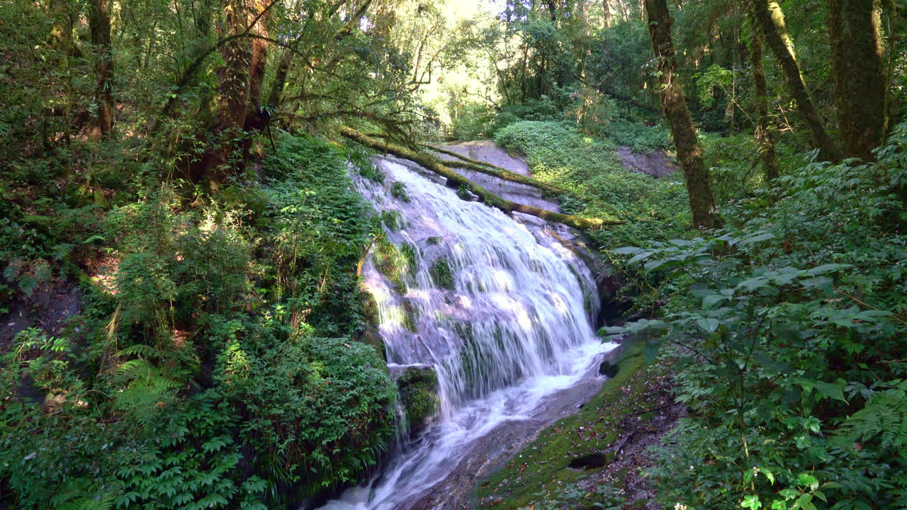 Bella cascata di Lan Sa Ded a Kew Mae Pan Nature Trail a Doi Inthanon, Chiang Mai, Thailand