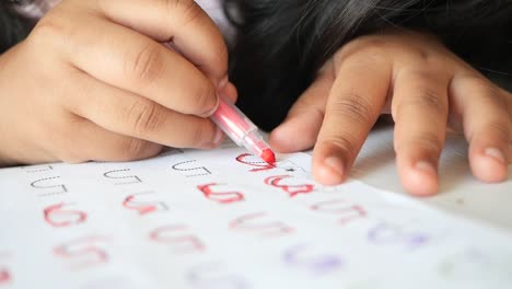 niño practicando letras