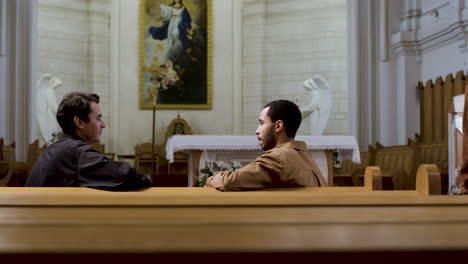 dos hombres hablando en el interior