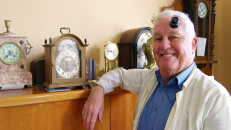 Retrato-De-Un-Relojero-Sonriente-Ajustando-El-Reloj