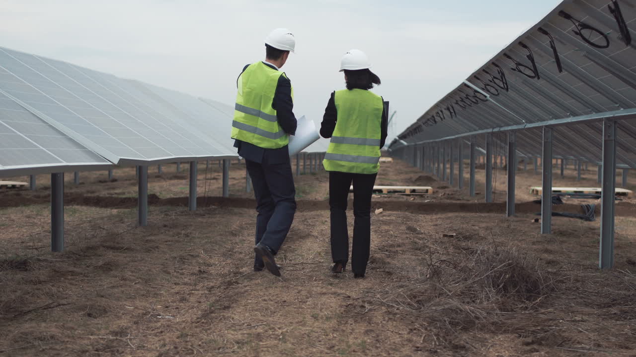 inspección de la granja de paneles solares