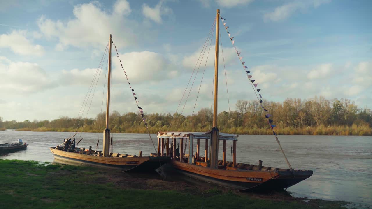 작은 나무 보트 는 사랑스러운 강변 의  ⁇  에 그늘 에  ⁇  비어 있다