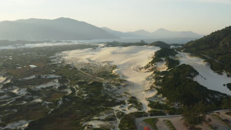 vista aérea de dunas tropicales, praia da joaquina, ciudad de florianópolis, santa catarina, brasil