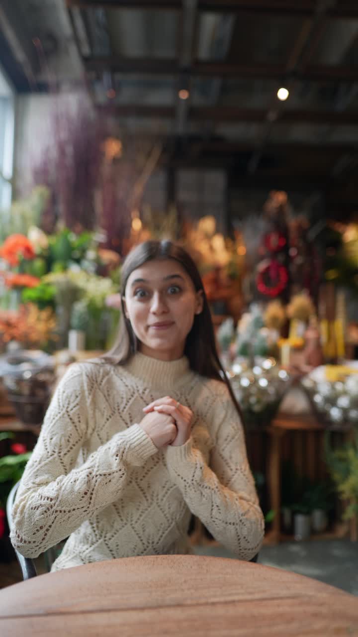 꽃 가게 에 있는 젊은 여자