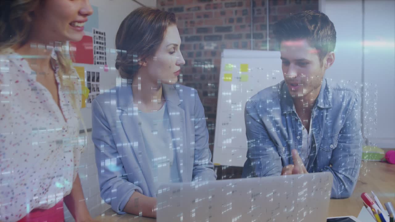 animación de pantallas con cuadrados de mosaico sobre diversos colegas discutiendo en una computadora portátil en la oficina.