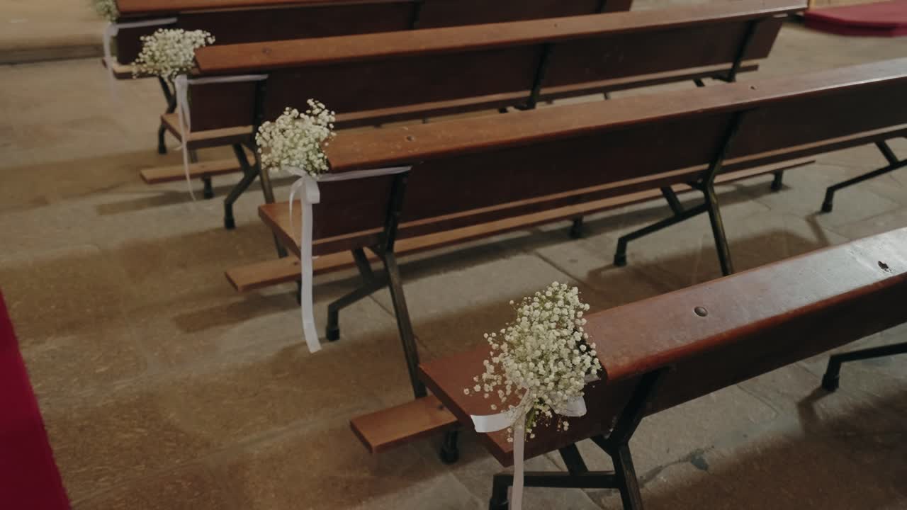 흰색 꽃 웨딩 장식으로 장식된 나무 교회 벤치