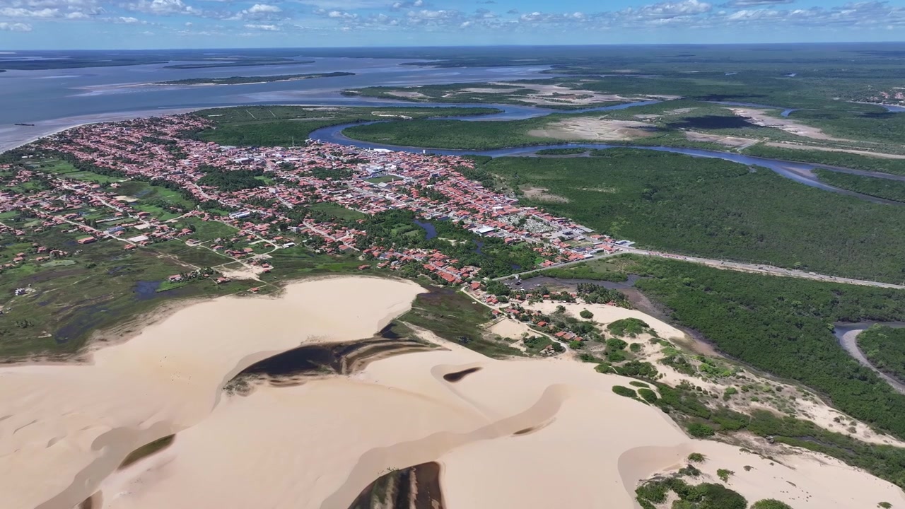 Tutoian siluetti Tutoian kaupungissa Maranhãossa, Brasiliassa. Luonnonmaisema. Amerikkojen delta Brasiliassa. Tutoian siluetti Maranhãossa. Joenrantakaupunki. Rantamaisema. Lomamatkat. Koillis-Brasilia