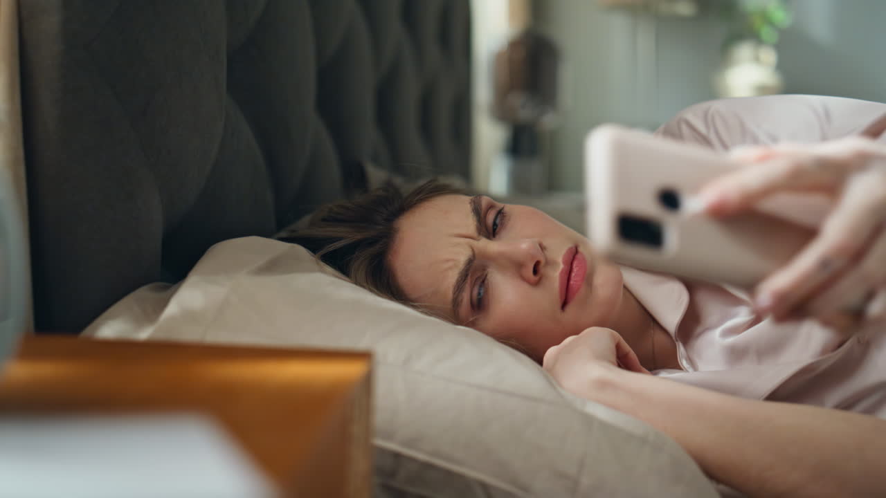 침대에서 깨어나는 여자