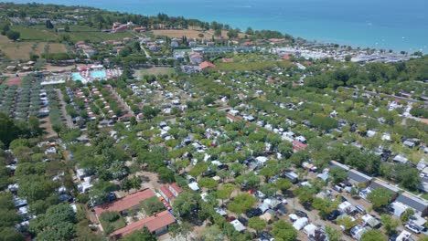 Camping-Muy-Grande-Junto-Al-Mar-Con-Muchos-árboles-Y-Vehículos-Recreativos