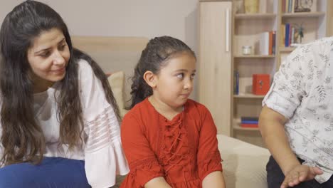 Padres-Aconsejando-A-Sus-Hijas-Pequeñas.