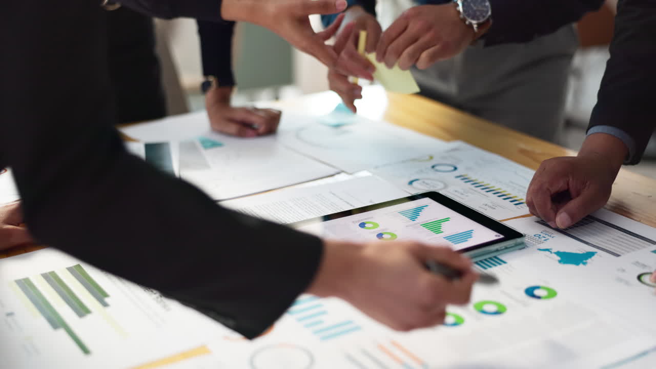 personas de negocios, análisis de datos con tableta