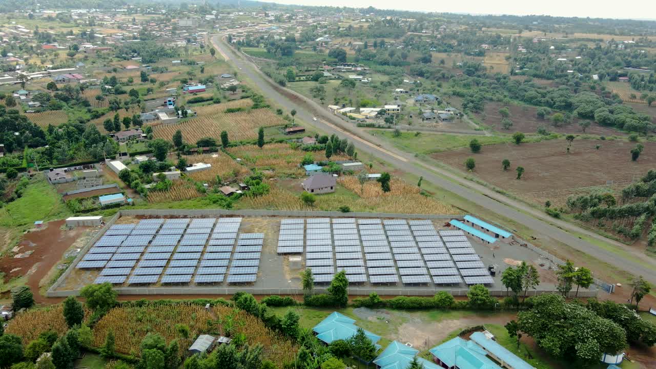 volando bajo sobre paneles solares en una granja en áfrica rural