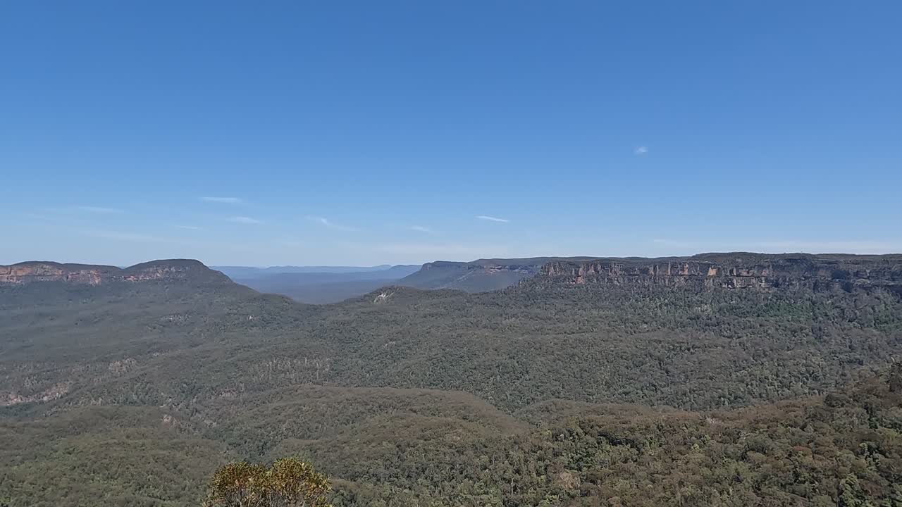 clip derecho de las montañas azules desde el mirador panorámico con vistas al valle