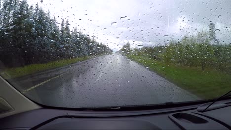 Blick-Aus-Dem-Auto-Bei-Regen-Auf-Nasser-Fahrbahn.-Autofahren-Auf-Einer-Straße-In-Norwegen