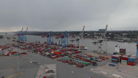 Langsamer-Dolly-In-Einem-Großen-Industriellen-Frachtcontainerhafen-Am-Fluss-In-Hamburg,-Deutschland