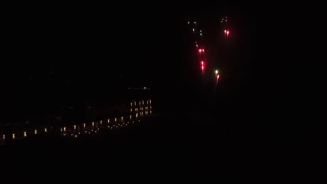 espectáculo de fuegos artificiales frente a un gran hotel